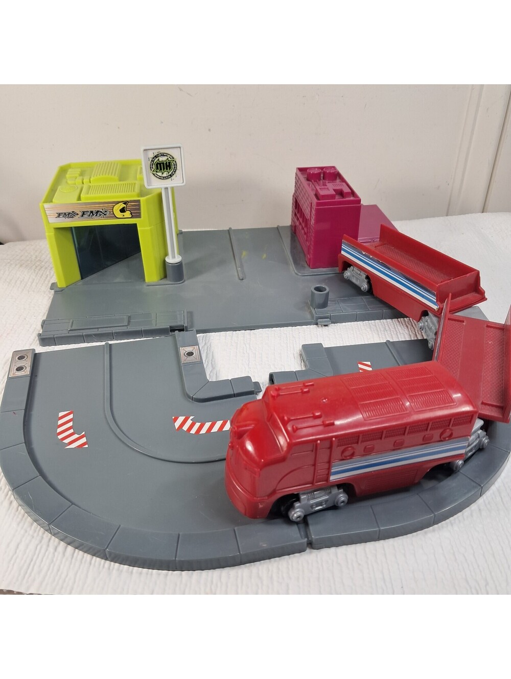 Hot Wheels City TRAIN STATION Playset n8505 2008 car track set PARTS Vintage